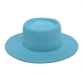 Detailansicht des himmelblauen Strohhuts mit flacher Krone und breiter Krempe für Damen - M (56-58cm) / Seeblau