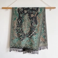 Chale étnico con estampado paisley azul oscuro y dorado, ideal para viajes y fotos - Verde