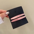 Nahaufnahme von zwei rosa Acryl-Haarspangen mit goldenem Barrette LaFrance Text - Haarspange - Rosa (Einzelstück)