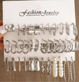 Lot de boucles d'oreilles argentées avec créoles et perles sur carte mode - Style Ensemble Créoles et Clous Argent (5707602HB)