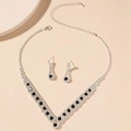 Dettaglio collana a V argento e orecchini pendenti con pietre nere e strass brillanti - Nero-Set da due pezzi