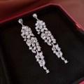 Nahaufnahme der eleganten Blumen-Ohrringe mit Kristallen auf schwarzem Samt - Silber (Silberstift)
