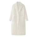 Détail d'un blazer blanc avec ourlet à franges denses et texture en tissu tissé lisse - S / Blanc