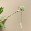 Traditionelle goldene Haarnadel mit grüner Jade, rosa Pflaumenblüten und Perlenquasten - Hellgrüner Sicherheitsverschluss Pflaume Quaste (5163)