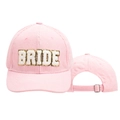 Dettaglio del berretto da baseball in velluto rosa con ricamo BRIDE e fibbia in metallo - Stile BRIDE / Rosa