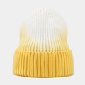 Détail du bonnet en maille côtelée tie-dye avec dégradé jaune et large bord replié - Taille unique / Dégradé Jaune