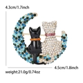 Stijlvolle kat en maan broche met blauwe steentjes en afmetingen op wit decor - Kleurrijk
