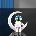 Witte astronautenfiguur op een halve maan met een holografisch vizier voor decoratie - Gradiënt Maan