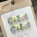 Unghie finte fatte a mano con simpatici conigli, tulipani e motivi verdi su fondo legno - Taglia L / Coniglio Carino