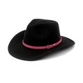Détail d'un chapeau en laine noir avec bande en cuir rose et boucle en or rose - Noir