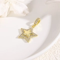 Primer plano de un colgante de estrella dorado con diamantes de imitación brillantes - Pentagrama