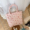 Dettaglio borsa trapuntata in cotone rosa a fiori con etichetta simple wish - Rosa a Pois Floreale