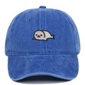 Dettaglio del ricamo a foca su cappello in cotone lavato blu dallo stile vintage - Blu Zaffiro