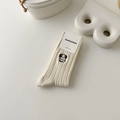 Cremeweiße Baumwollsocken mit minimalistischer schwarzer Hundestickerei im Detail - Einheitsgröße / Beige
