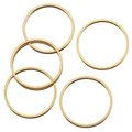 Makroaufnahme von fünf goldenen nahtlosen Edelstahlringen für DIY-Schmuckzubehör - 10mm / Gold