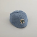 Detalle de gorra plana de mezclilla para niños con parche de dinosaurio y pespuntes - 50cm (1-3 Años) / Etiqueta de Dinosaurio / Azul claro