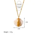 Collier en acier inoxydable style océan avec pendentif coquillage doré et chaîne perle - Conque