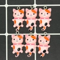 Sechs niedliche rosa Katzenanhänger aus Harz mit bunten Punkten für DIY-Schmuckzubehör - Rosa