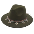 Dettaglio cappello fedora verde scuro con perle turchesi e pendenti in metallo etnico - Verde Militare