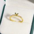Detail eines Gold Schmetterlingsring mit Zirkonia-Steinen auf einer Samt-Schmuckschatulle - 3D Schmetterlingsform Stil (Gold 6)
