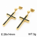 Orecchini a croce in acciaio al titanio dorato con pavé nero e dettagli a nappe - Stile Croce d'Oro Zirconia Nera (KE111087-MW)