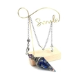 Detail eines Harz-Pendels mit blauen Natursteinen und Kupfer-Spirale für Meditation - Lapislazuli