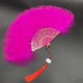 Elegante ventaglio di piume rosa con pizzo nero e dettagli in oro intagliato - Ventaglio In Pizzo Con Piume Rosse Rosa₲