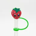 Schattige rode aardbei siliconen rietjesdop met lachend gezicht en groene ringbevestiging - Schattige Aardbei-1704-02