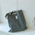 Dettaglio della borsa tote in tela a pois bianchi e neri con tracolla in tessuto - Nero