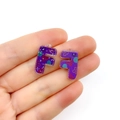 Detalle de colgante de letra F en acrílico violeta con purpurina y flores para DIY - Letra F