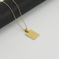 Dettaglio di una collana con ciondolo quadrato in oro 18 carati con testo inciso sopra - LOVE EACH OTHER MORE