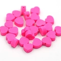 Roze hartvormige polymeerklei kralen voor DIY sieraden, 10 mm groot met gaatjes - 100 Stuks/Pak / Rozerood