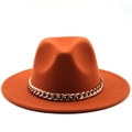 Détail d'un chapeau fedora en laine orange vif avec une bande décorative en chaîne dorée - Caramel