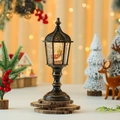 Vista detallada de un farol navideño de bronce vintage con pesebre y purpurina - Estilo Belén