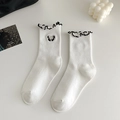 Weiße Damensocken mit schwarzem Rüschenrand und filigraner Schmetterlingsstickerei - Weiß