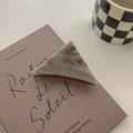 Pince à cheveux triangulaire en acétate à motif marbre avec détail en métal doré - Grand / Gris Encre
