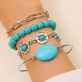 Primo piano di bracciali bohémien in argento con pietre turchesi su polso di modella - Set da 4 Pezzi (01) / Argento Antico - Girasole Turchese Grande