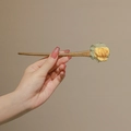 Pic à cheveux vintage en bois avec détail de fleur en tissu jaune pour coiffure élégante - Fleur en Tissu Jaune (HH5569)
