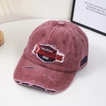 Gros plan de la casquette vintage bordeaux avec broderie 1968 et détails déchirés - Bordeaux