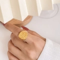 Makroaufnahme eines breiten Goldrings mit Relieftextur und Mondoberfläche - US 7 / Quadratischer Krater