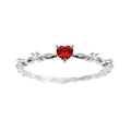 Elegante anello a cuore in argento con zircone rosso e design a fascia ritorta - US 6 / Oro Bianco