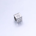 Perle cube en acier inoxydable de 7mm avec lettre M en relief pour bijoux DIY - M
