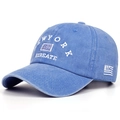 Dettaglio del ricamo bianco NEW YORK su cappellino da baseball vintage blu - Blu Reale