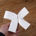 Nœud de Noël en feutre blanc pour décoration de sapin avec anneau argenté sur bois - Noeud en feutre blanc