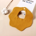 Detailopname van gele bloembladvormige hydrofiele baby slab met katoenstructuur - Gembergeel