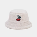 Détail d'un chapeau bob en peluche crème avec broderie cerise et texture en fausse fourrure - M (56-58cm) / Beige