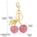 Détails du porte-clés cerise avec remplissage pailleté et dimensions sur alliage doré - Cerise Liquide à Paillettes