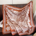 Detalle de un pañuelo de seda con estampado floral naranja sobre una base de cuero - 90cmx90cm / Chocolate (XW-197-Chocolate)