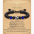 Details des Fußball-Perlenarmbands mit Motivationskarte und Tigeraugen-Perlen - Blaues Tigerauge/Fußball-Stil