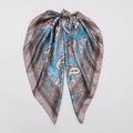 Detailaufnahme von Paisley-Mustern auf einem Seidenschal in Blau- und Taupe-Tönen - Graublau